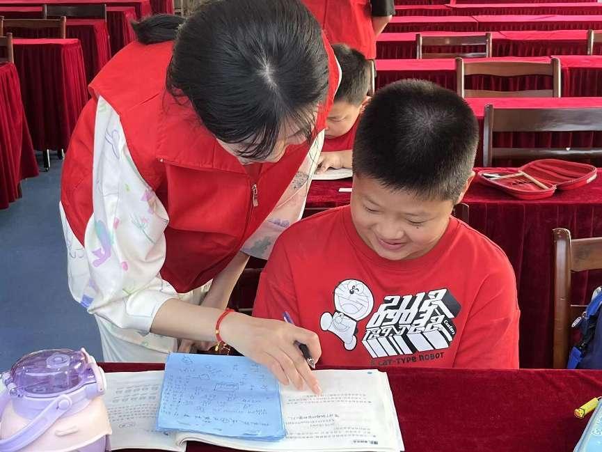 安徽學子三下鄉(xiāng)：學習中外文化習俗，體會文化多樣性