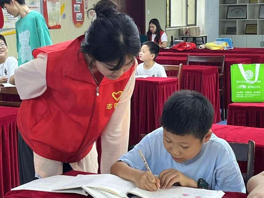 安徽學子三下鄉(xiāng)：踐行垃圾分類 共建綠色家園