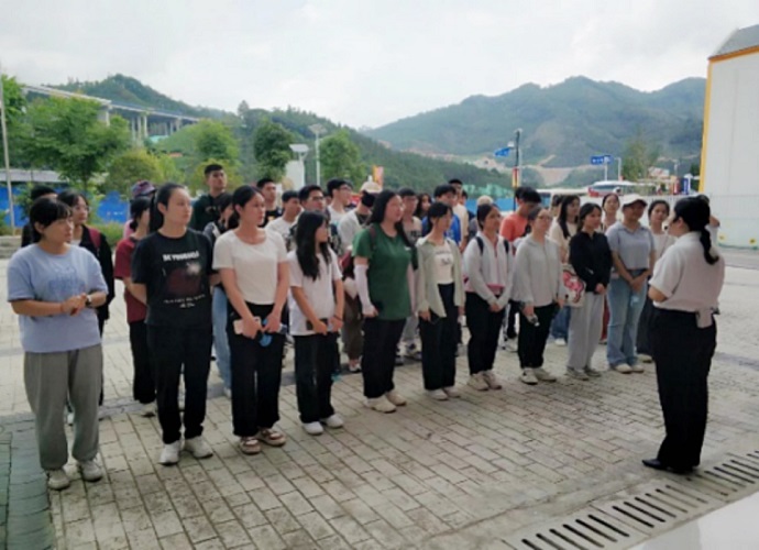 綠水青山，風景這邊獨好；星火燎原，繼續砥礪前行