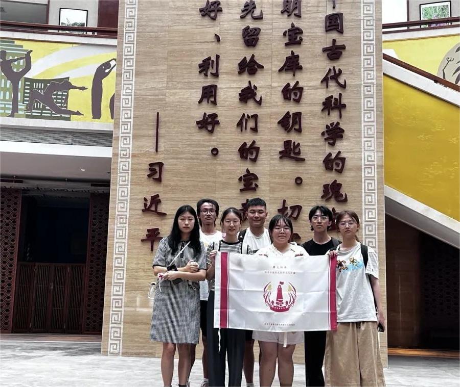 【?薪火傳承?——?探尋中醫(yī)藥發(fā)展和文化傳播?】“?民族醫(yī)藥異彩紛呈?，?學(xué)習(xí)經(jīng)驗(yàn)展望未來(lái)?”薪火實(shí)踐團(tuán)蜀地醫(yī)道尋根隊(duì)探尋成都中醫(yī)藥大學(xué)博物館