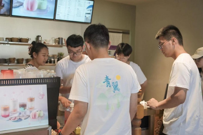 咖啡引桃香，桃香漾咖啡——“青翼乘云，榮耀沙洲”團隊助力延伸鳳凰水蜜桃產業鏈
