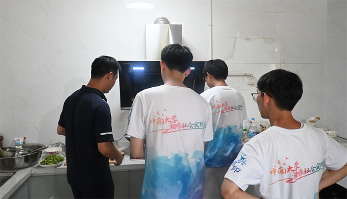 【青春建功，實踐鑄魂】中南大學(xué)“心興湘印”支教隊與團省委駐興場坳村工作隊的一頓飯