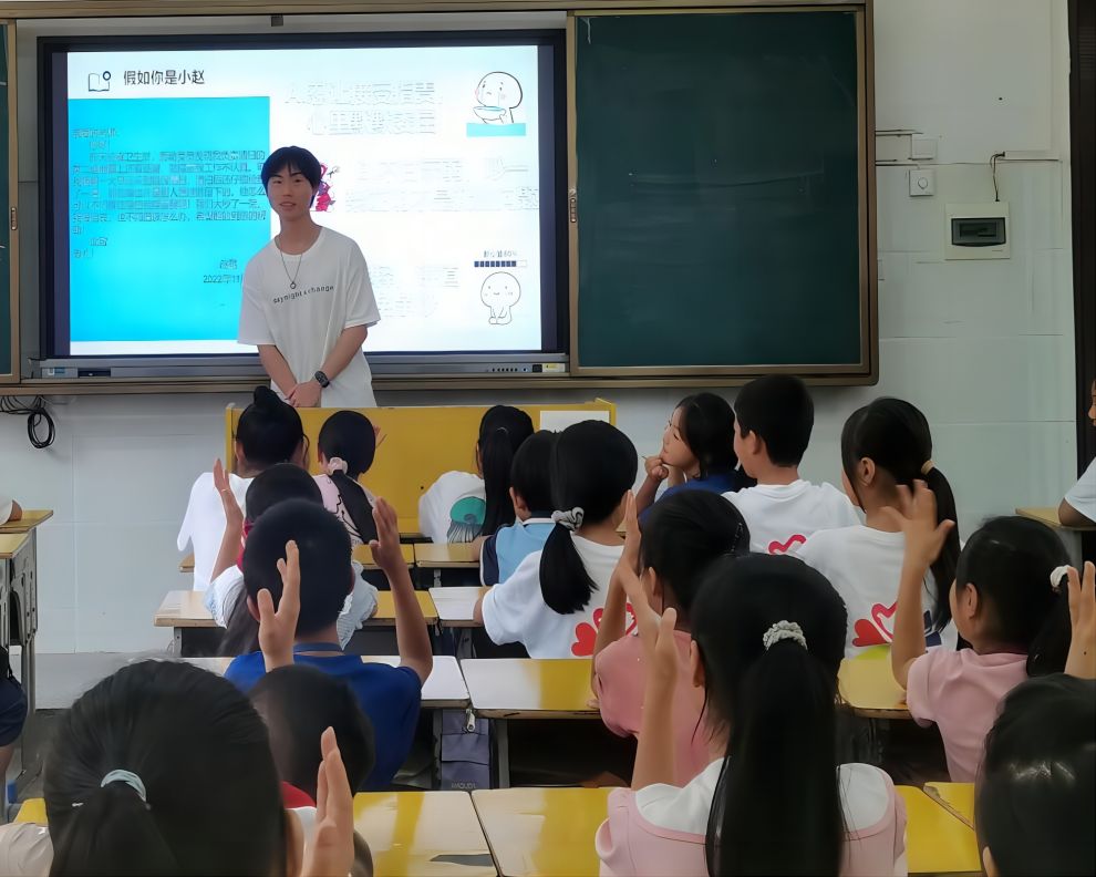 【青春建功，實踐鑄魂】足球構(gòu)筑友誼橋梁，反霸凌共建和諧校園——中南大學(xué)湘雅公共衛(wèi)生學(xué)院夏令營七彩課程持續(xù)推進！