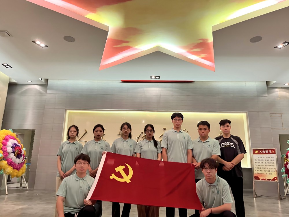 陵園靜謐思英烈，黨旗飄揚續(xù)輝煌