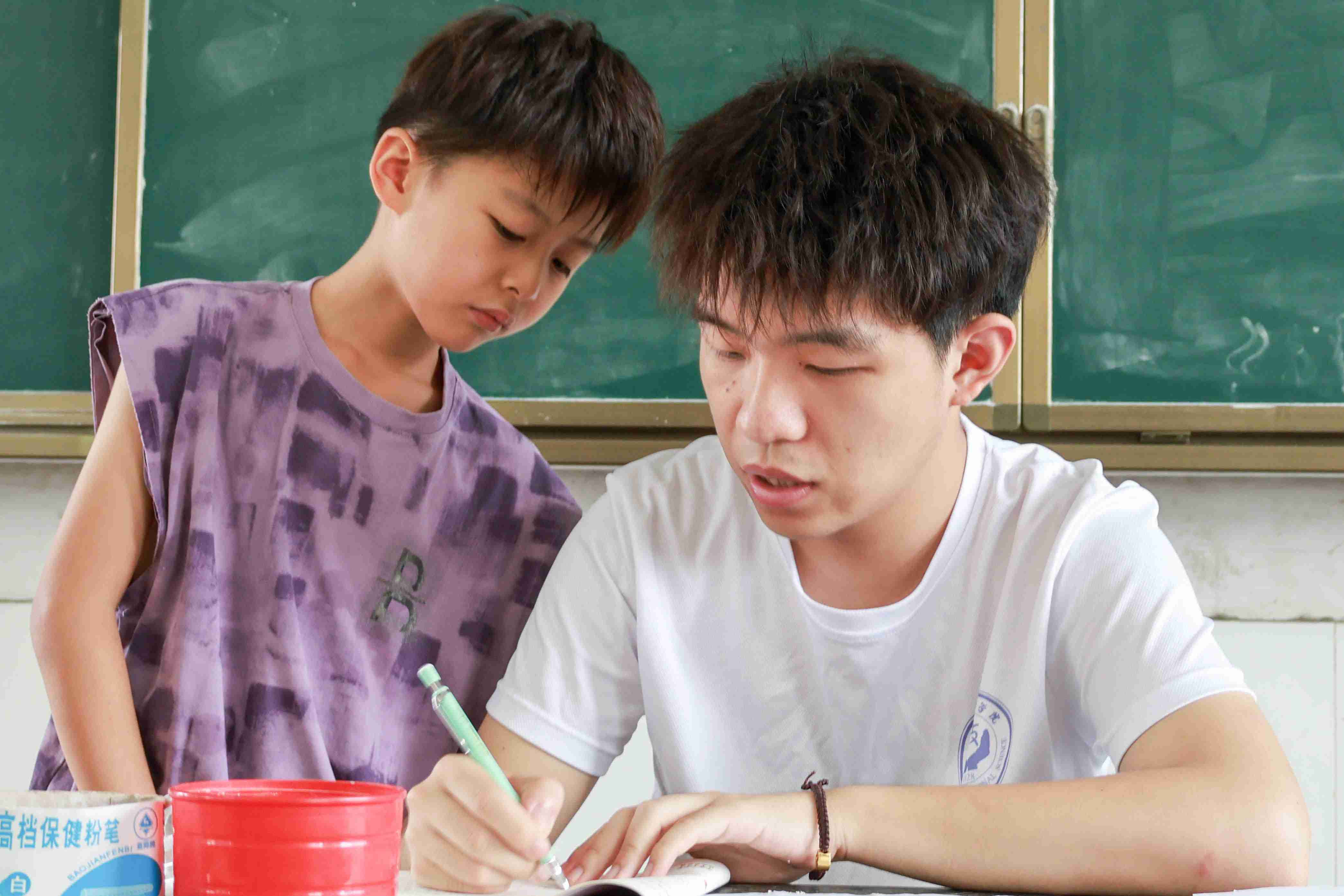 安師大學子三下鄉(xiāng)：七彩假期久伴童行，志愿服務暖心護航