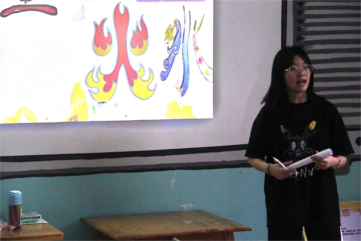“以‘字’為媒，繪美逐夢” ——武漢紡織大學(xué)外經(jīng)貿(mào)學(xué)院學(xué)子“三下鄉(xiāng)”開展繪畫特色美育活動