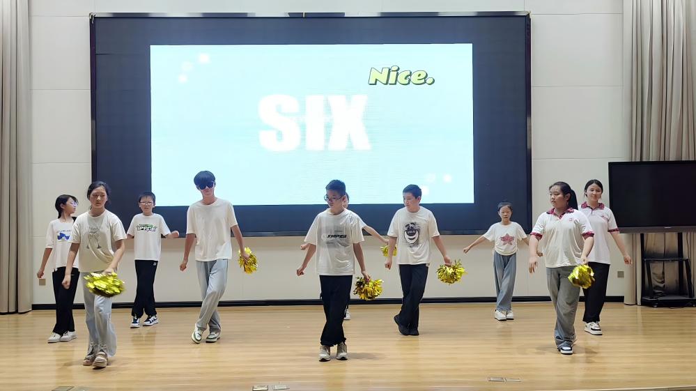湖北經(jīng)濟學(xué)院希望之光支教隊組織“星光接力，筑夢希望”文藝匯演