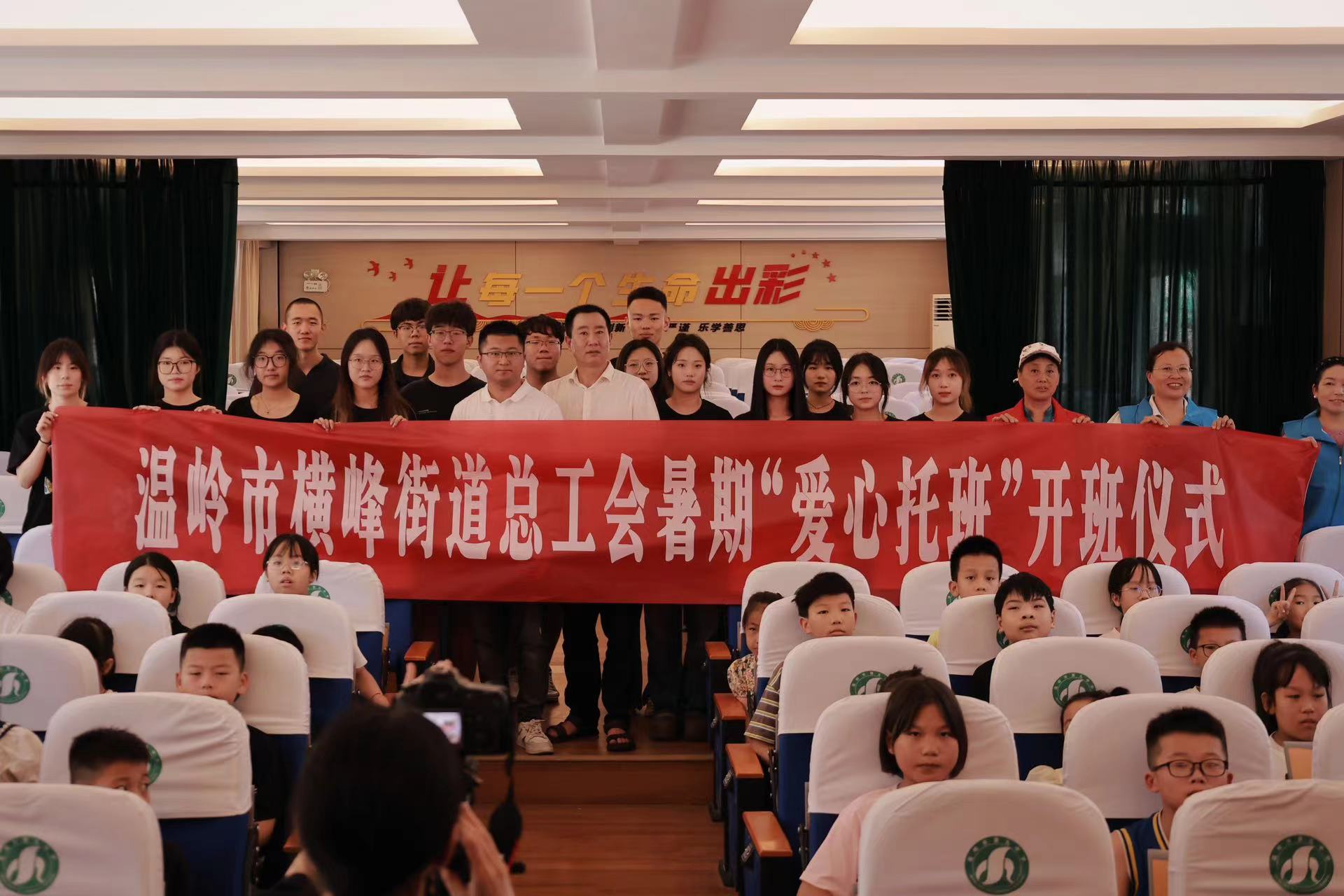 寧財學子“三下鄉”：舞動指尖繪彩夢，扎染布藝展童心