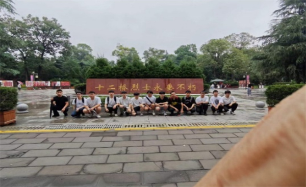 理學(xué)院緬懷烈士社會實(shí)踐隊(duì)于十二橋烈士墓：瞻仰烈士陵園 緬懷革命先烈