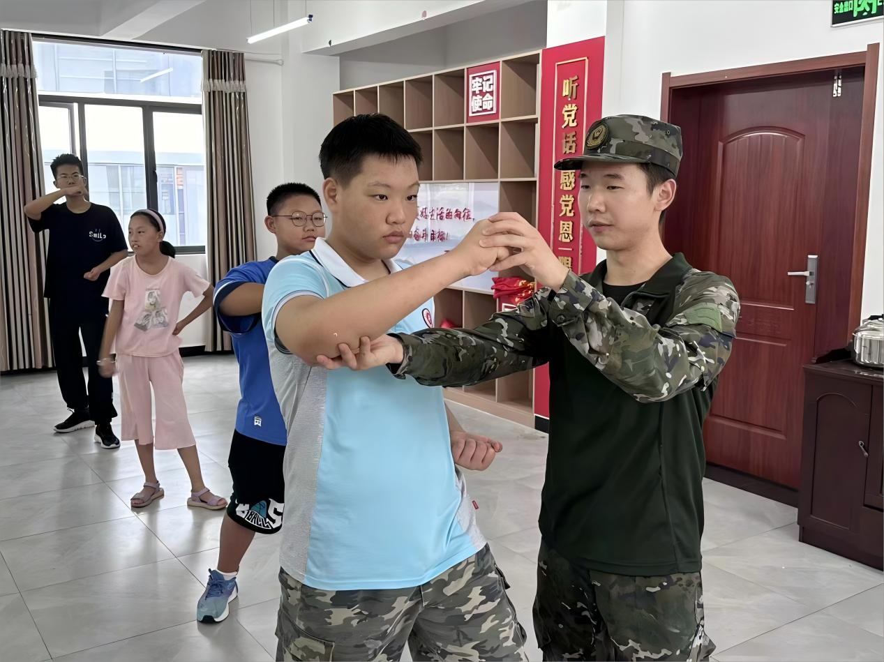 強今日體魄，成明日棟梁 ——武漢紡織大學(xué)外經(jīng)貿(mào)學(xué)院學(xué)子“三下鄉(xiāng)”開展軍體拳特色活動