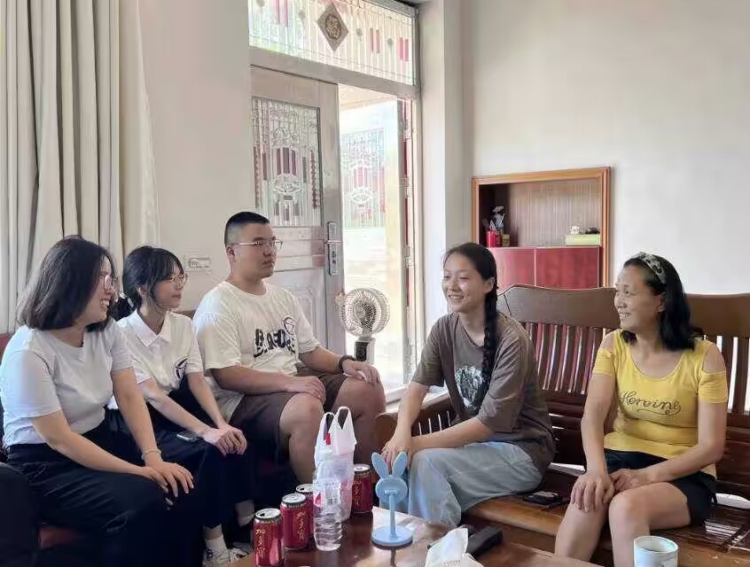 武漢鐵院“信之助”家訪溫情行：攜手精準扶持，共繪成長藍圖