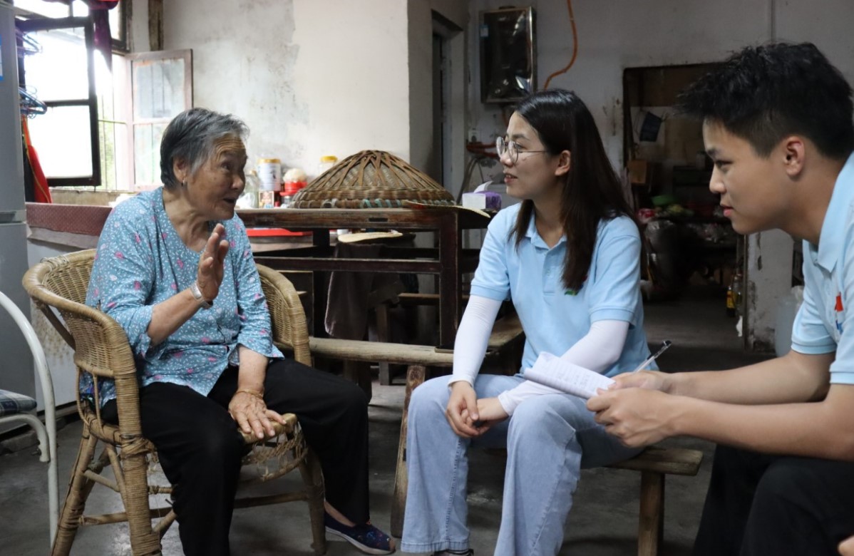 重外院學子三下鄉(xiāng)：鄉(xiāng)村振興顯溫情，慰問老人暖人心