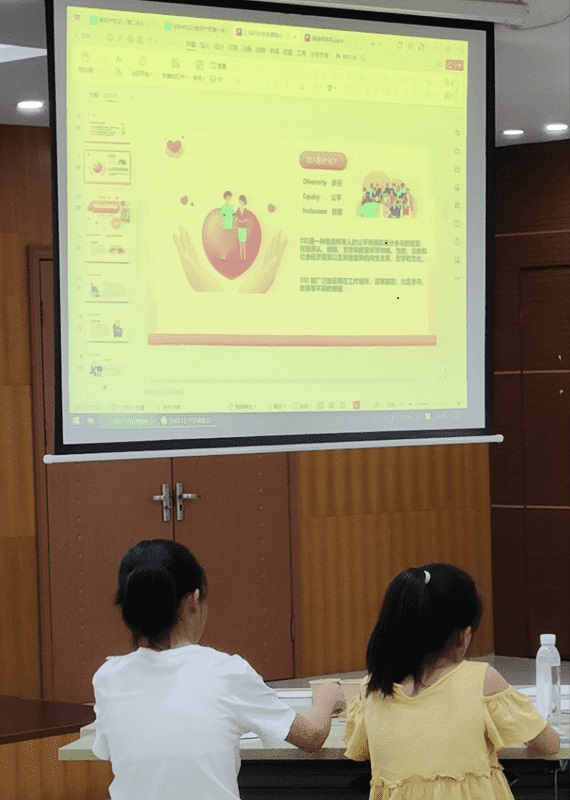 圖為同學們學習“DEI”主題內容。(三下鄉網通訊員 嚴蕙蘭 攝)