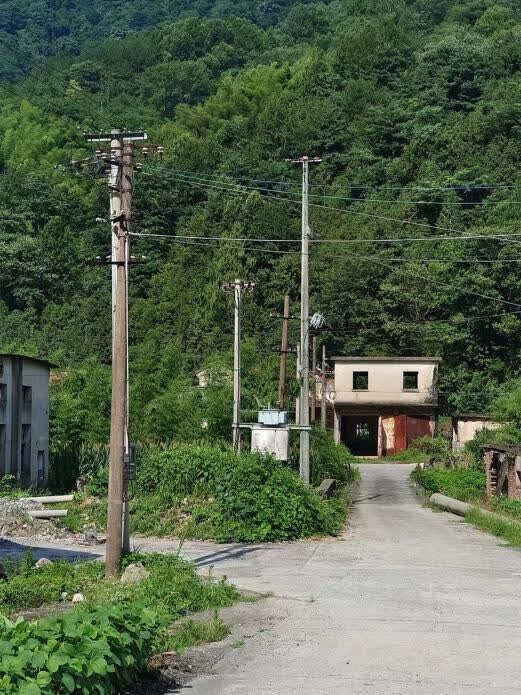 遺址重尋，再現(xiàn)“旌”彩：合工大學子探尋碧云村井岡山三線廠房遺址