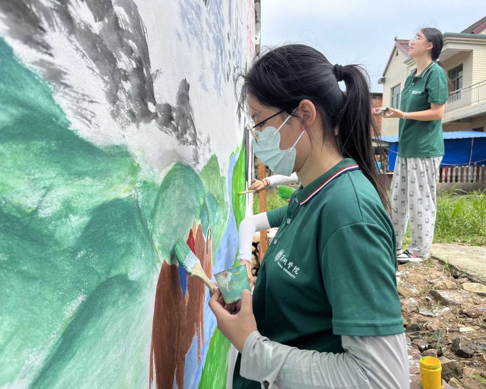 巢湖學院赴廬江縣開展“繪就綠水青山，定格振興瞬間”鄉村振興實踐團開展鄉村振興墻繪工作