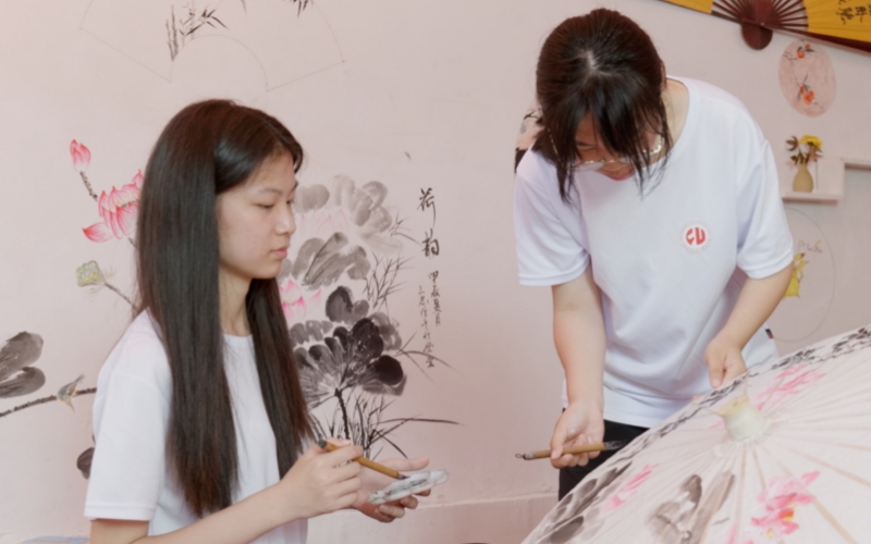 實踐隊成員體驗甲路傘繪畫工藝