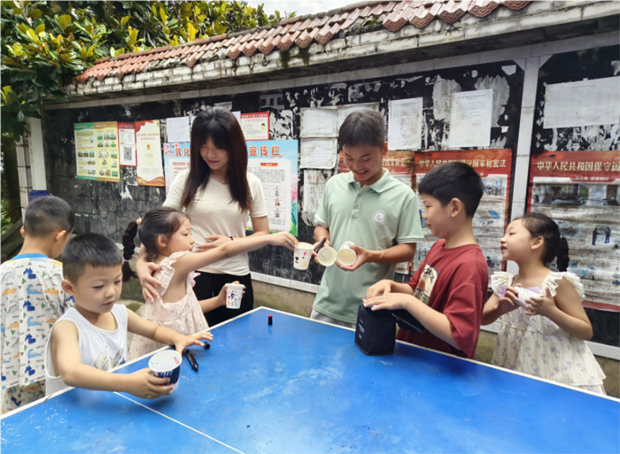 繪畫暖童心，守護純真微笑 —— 懷化學院暑期“三下鄉”行動照亮山區兒童心靈