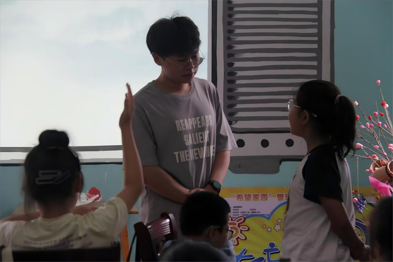 攜手共進，語文潤心 ——武漢紡織大學(xué)外經(jīng)貿(mào)學(xué)院學(xué)子“三下鄉(xiāng)”開展趣味語文課程