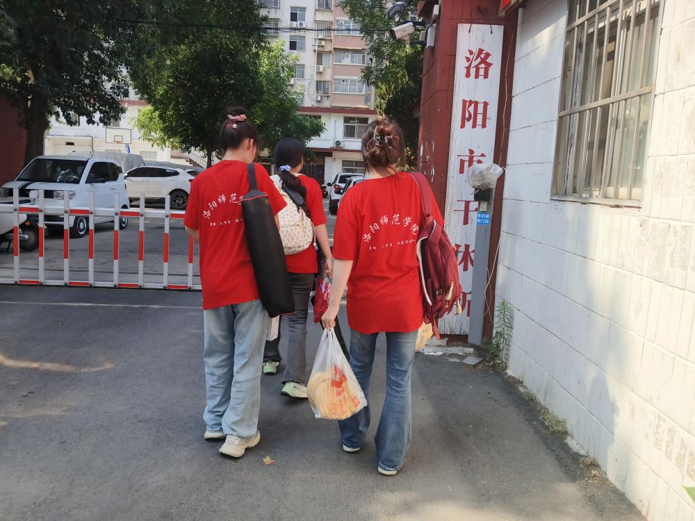 洛師學子三下鄉(xiāng)：情暖干休所