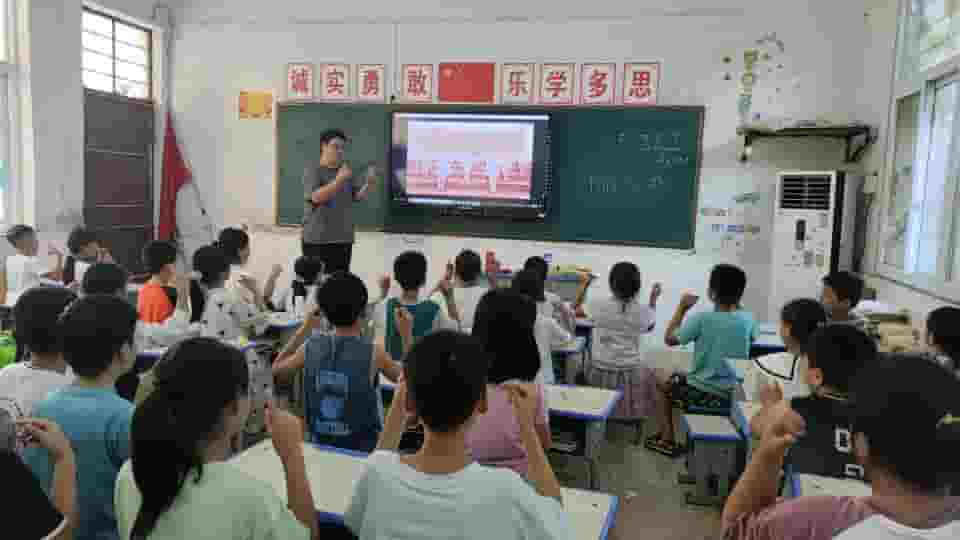 江蘇科技大學學生指導河南省葉縣東方寄宿學校學生學習手勢舞，傳遞正能量