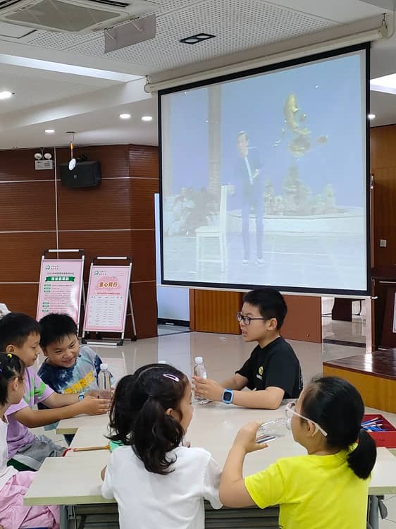 圖為同學們小組討論啞劇小品“洗澡”。(三下鄉網通訊員 嚴蕙蘭 攝)