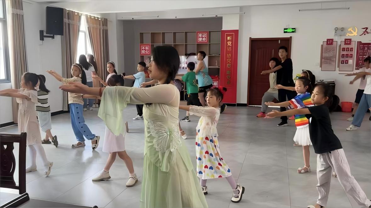梨園雅韻，戲夢飛揚 ——武紡?fù)饨?jīng)貿(mào)學(xué)子“三下鄉(xiāng)”開展戲曲舞蹈進課堂活動
