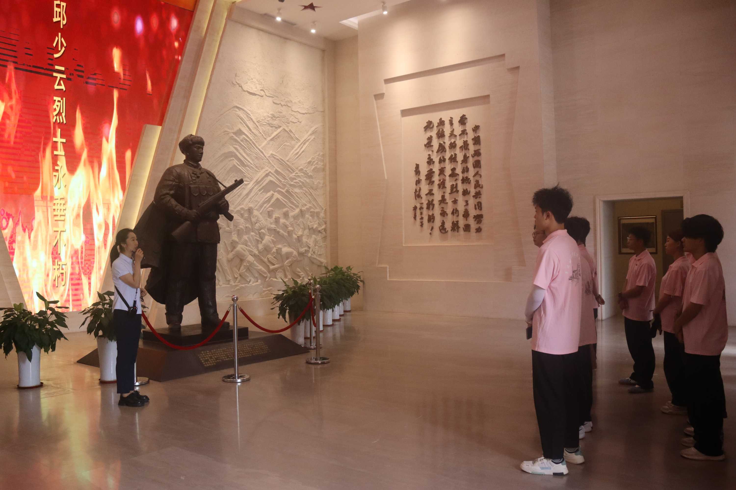 重慶城市管理職業學院“三下鄉”參觀邱少云紀念館：“緬懷英烈，傳承精神”