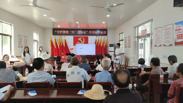 團省委學校部副部長張國棟一行調研慰問滁州學院赴無為市嚴橋鎮(zhèn)龍林村醫(yī)療知識普及社會實踐小分隊