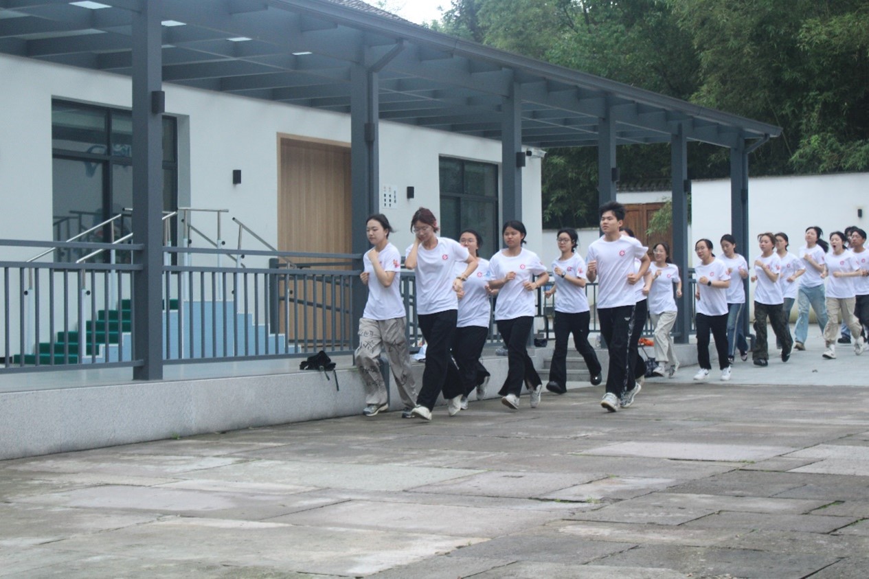 金院學(xué)子織廠行，校地共織反邪網(wǎng) ——浙金院暑期實(shí)踐團(tuán)深入工廠傳授“三反”知識(shí)