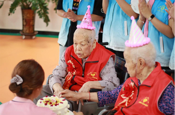 塔里木大學(xué)暑期三下鄉(xiāng)—愛心慰問至，老人溫馨生