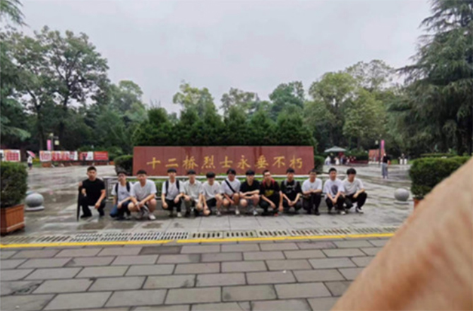 暑期熱血青春，守護(hù)烈士英魂——十二橋烈士墓志愿服務(wù)活動