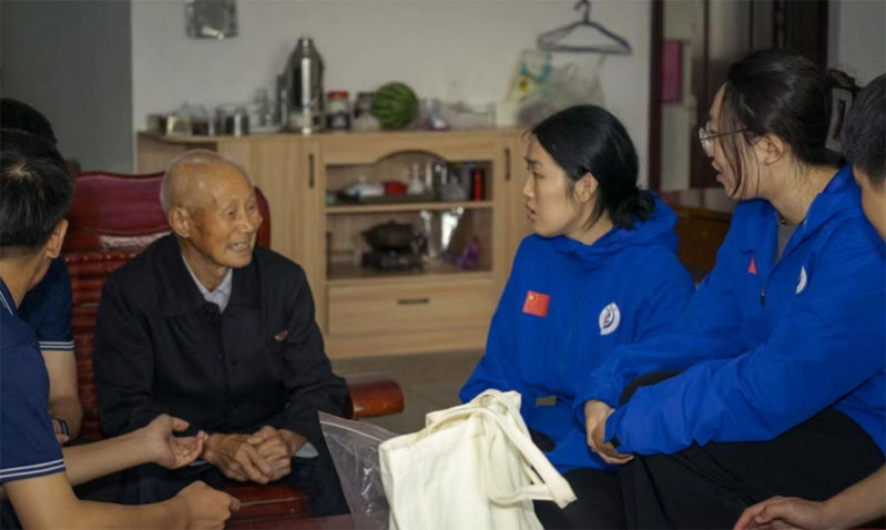 朝暮辰相伴，情暖老人心|體育與健康學(xué)院“步步生花”實(shí)踐隊(duì)赴三爪侖鄉(xiāng)塘里村開(kāi)展慰問(wèn)老人與文藝匯演實(shí)踐活動(dòng)
