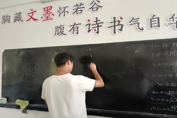 暑期社會(huì)實(shí)踐：武昌理工學(xué)院“青春筑夢(mèng)”通城志愿服務(wù)隊(duì)在治全村開展?jié)h字特色課程