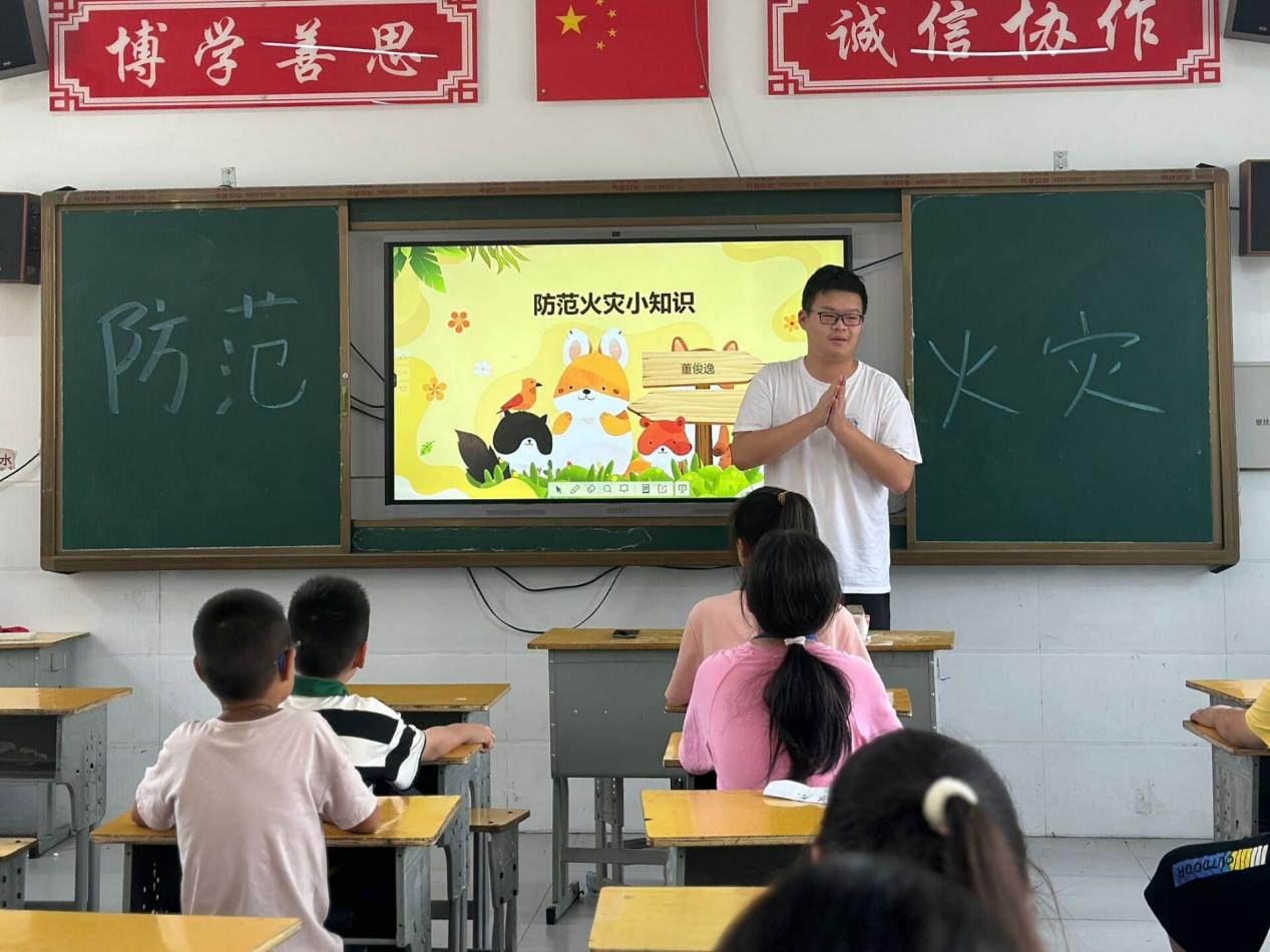 “筑牢安全防火墻，共學火災預防術”武昌理工學院云夢書韻志愿服務隊開展“防范火災