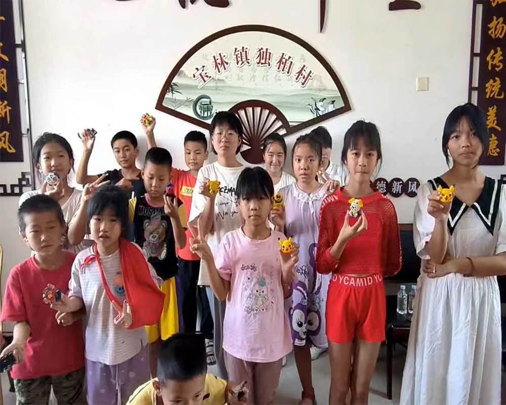 成都錦城學(xué)院三下鄉(xiāng)：彩筆描繪精彩生活，色彩涂出美好未來(lái)