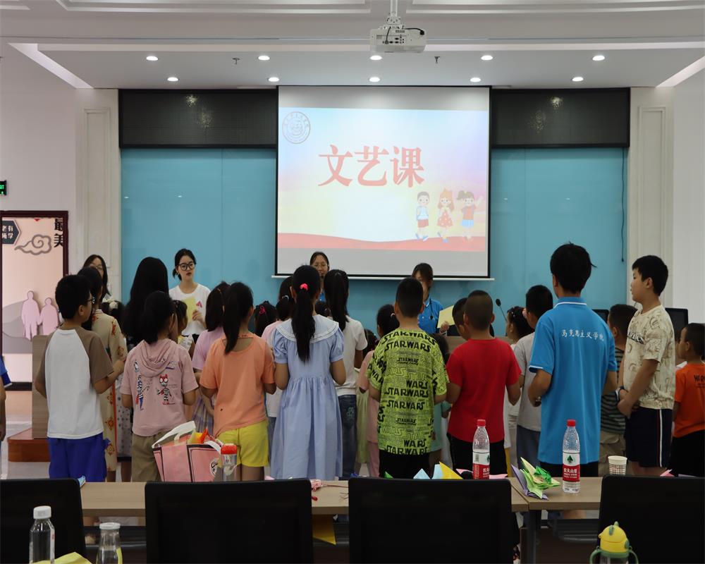 【長師學(xué)子三下鄉(xiāng)】感悟文藝魅力，綻放絢麗青春 ——“青春星火筑夢(mèng)團(tuán)”開展“七彩課堂”活動(dòng)