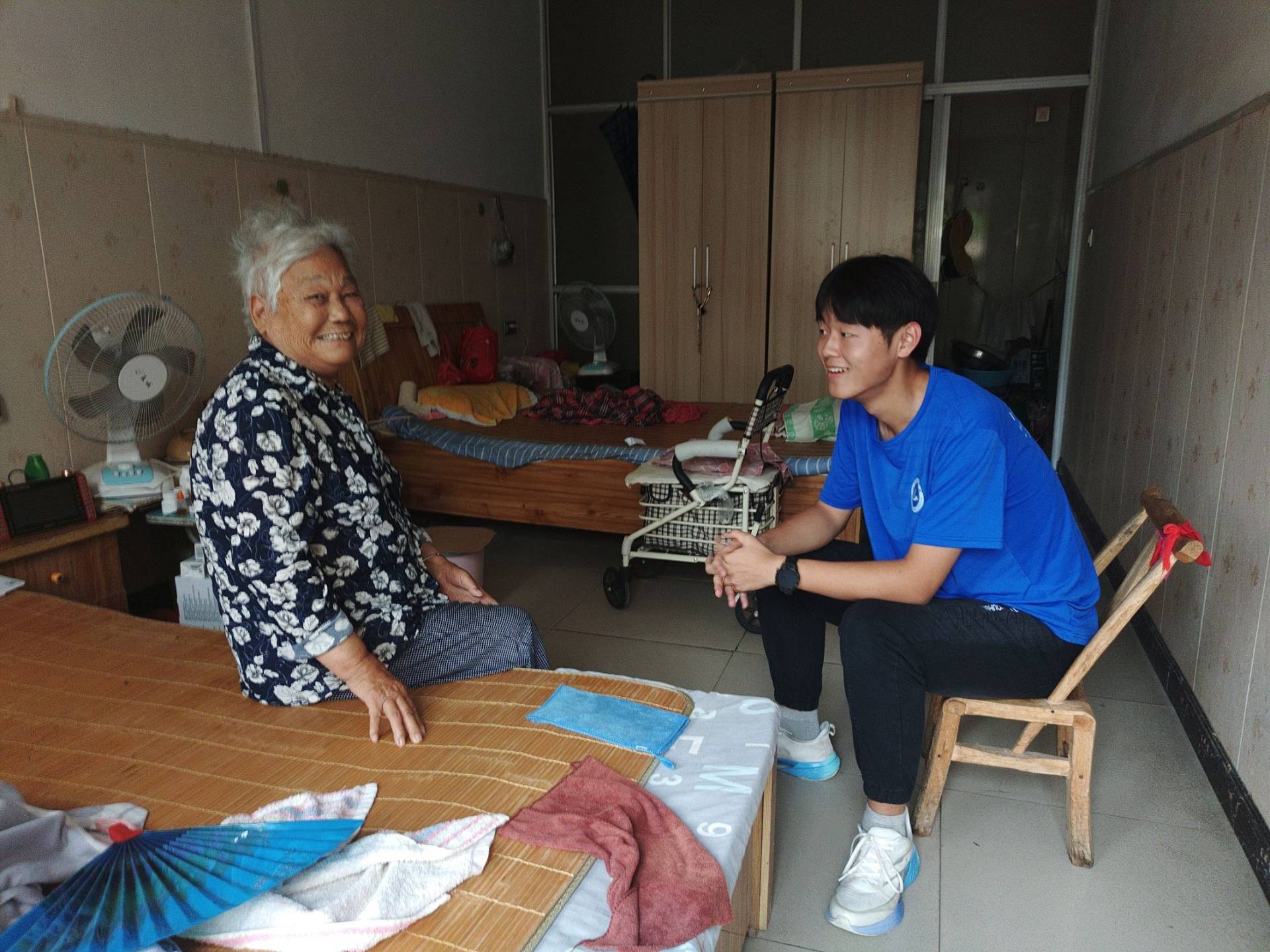 河南城建學院學子三下鄉：青春獻愛心，溫暖敬老行。