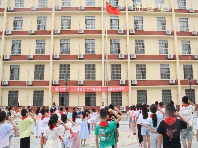 “云夢書韻揚軍魂，八一升旗育新人”武昌理工學(xué)院云夢書韻志愿服務(wù)隊開展八一建軍升旗儀式