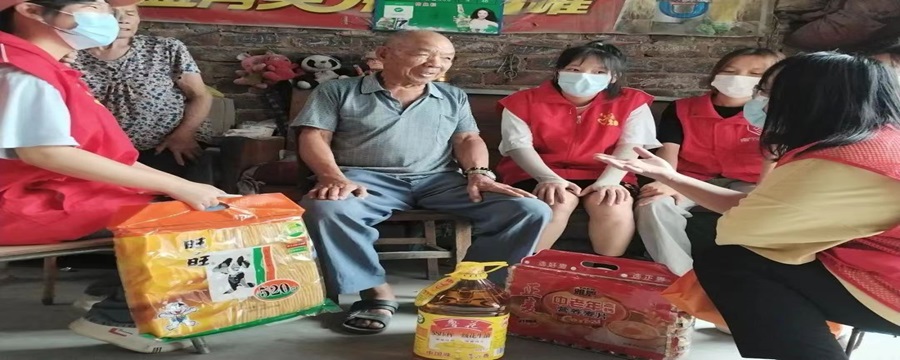 青年聆聽革命先輩援越抗美故事，紅色基因代代相傳