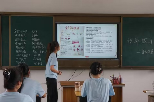 崇陽(yáng)村委會(huì)書(shū)記為湖北一高校支教隊(duì)送小龍蝦——送溫暖