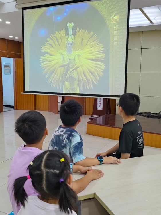 圖為同學們觀看“千手觀音”表演視頻。(三下鄉網通訊員 嚴蕙蘭 攝)