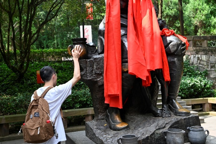 南京郵電大學(xué)實(shí)踐團(tuán)至紅軍山烈士陵園追尋革命蹤跡，傳承紅色精神