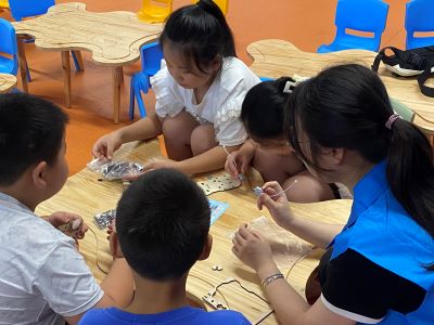華北電力大學(xué)電子與通信工程系在保定市圖書館開展“科創(chuàng)未來，點(diǎn)‘芯’筑夢(mèng)”暑期社會(huì)實(shí)踐活動(dòng)