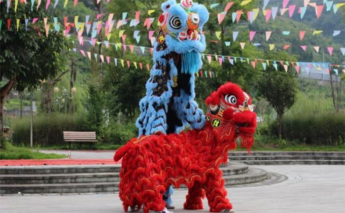 重外漢教學子“三下鄉”：千年技藝傳承，讓龍駒獅舞“活”