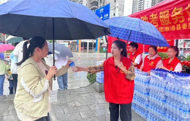溆浦縣同心公益“愛心助考?為夢護(hù)航”志愿服務(wù)活動圓滿結(jié)束