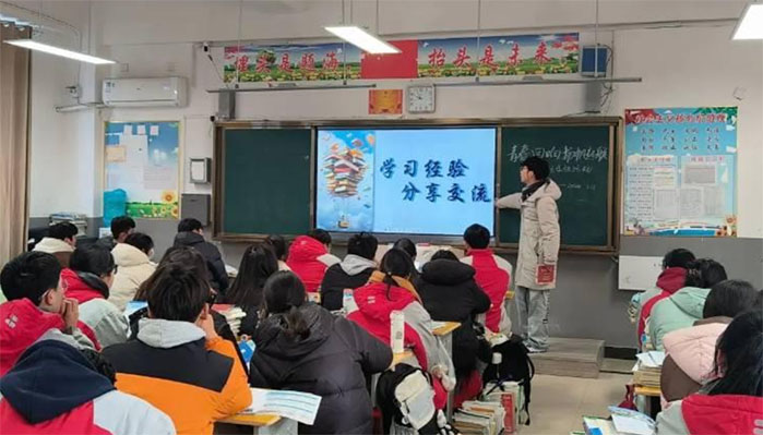 安財學(xué)子訪母校：探望老師，宣傳安財