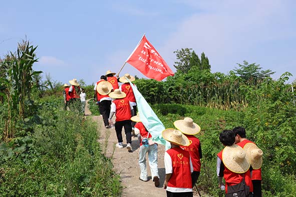 青年聚力情暖一老一幼，腳步不歇丈量青春沃野——“繁花碩果”鄉(xiāng)村振興公益行動(dòng)隊(duì)篤力激活“鄉(xiāng)村振興”一池秋水