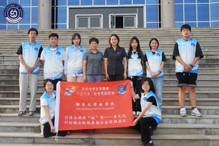 圖為調(diào)研隊(duì)成員在實(shí)地調(diào)研過(guò)后與龍口法院副院長(zhǎng)曹雪記合影。