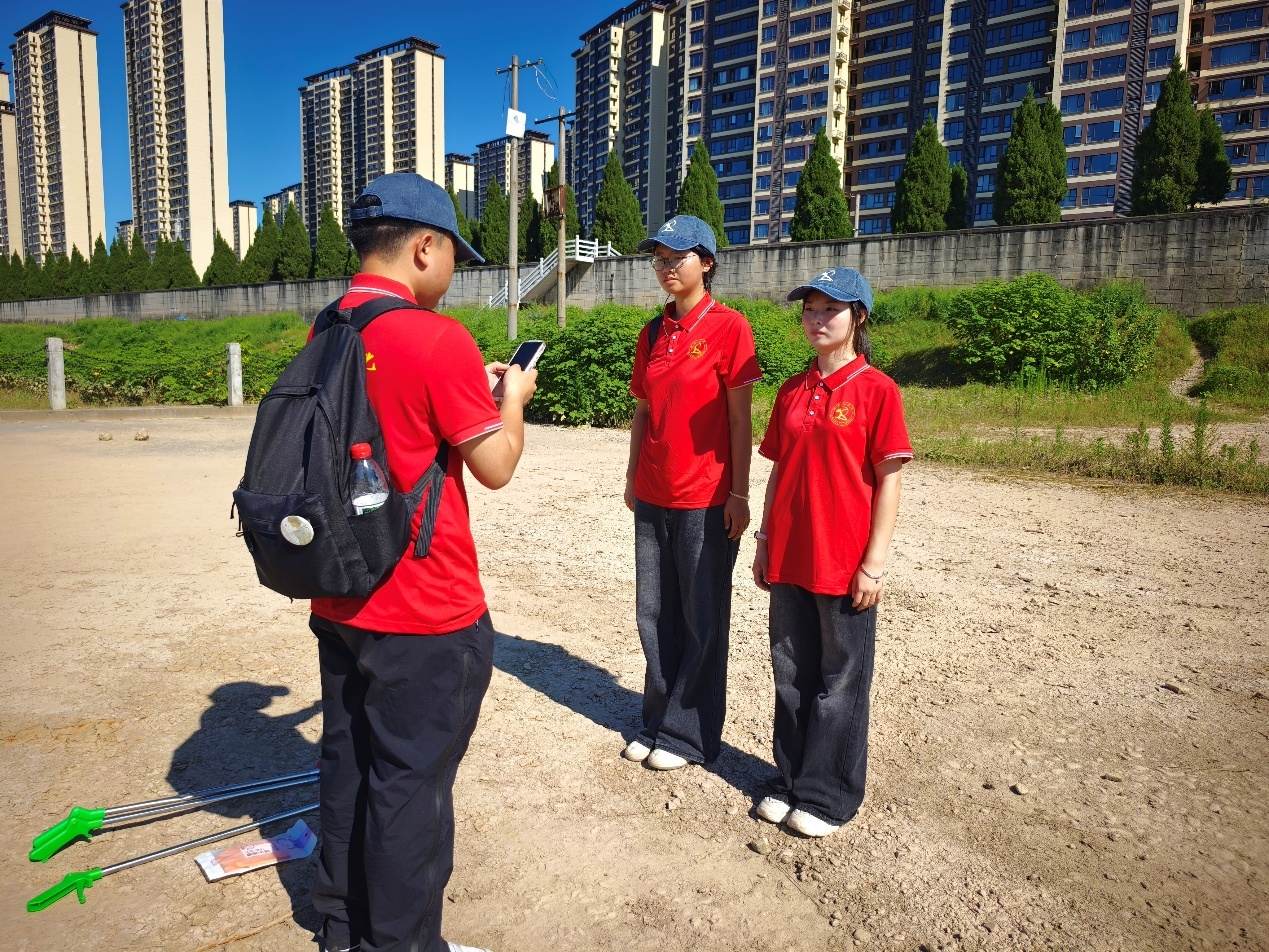 守護母親河·青春在行動——沅江風光帶塑料垃圾清理專項行動
