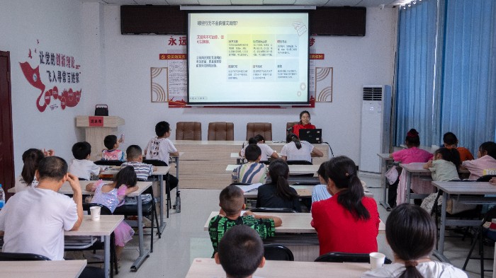 塔里木大學胡楊學子實踐行：“‘艾’不沉默，禁毒有聲”教育宣講調研團開展禁毒防艾宣講，筑牢社會防線